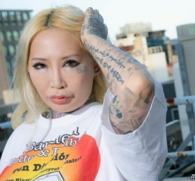 이이지마 쿠가, 기구한 가정사 '살인마 할머니, 마약과 강간 그리고 체포, 여러번의 낙태'