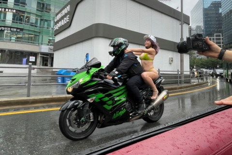 강남 한복판 비키니녀 정체 MIB 전속 AV 배우들로 확인돼..