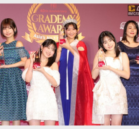 FRIDAY 창간 40주년 기획 '그라데미상 수상자 발표! 에노하라 이나 대상,글로벌 상 표은지, 레전드 상 이소야마 사야카
