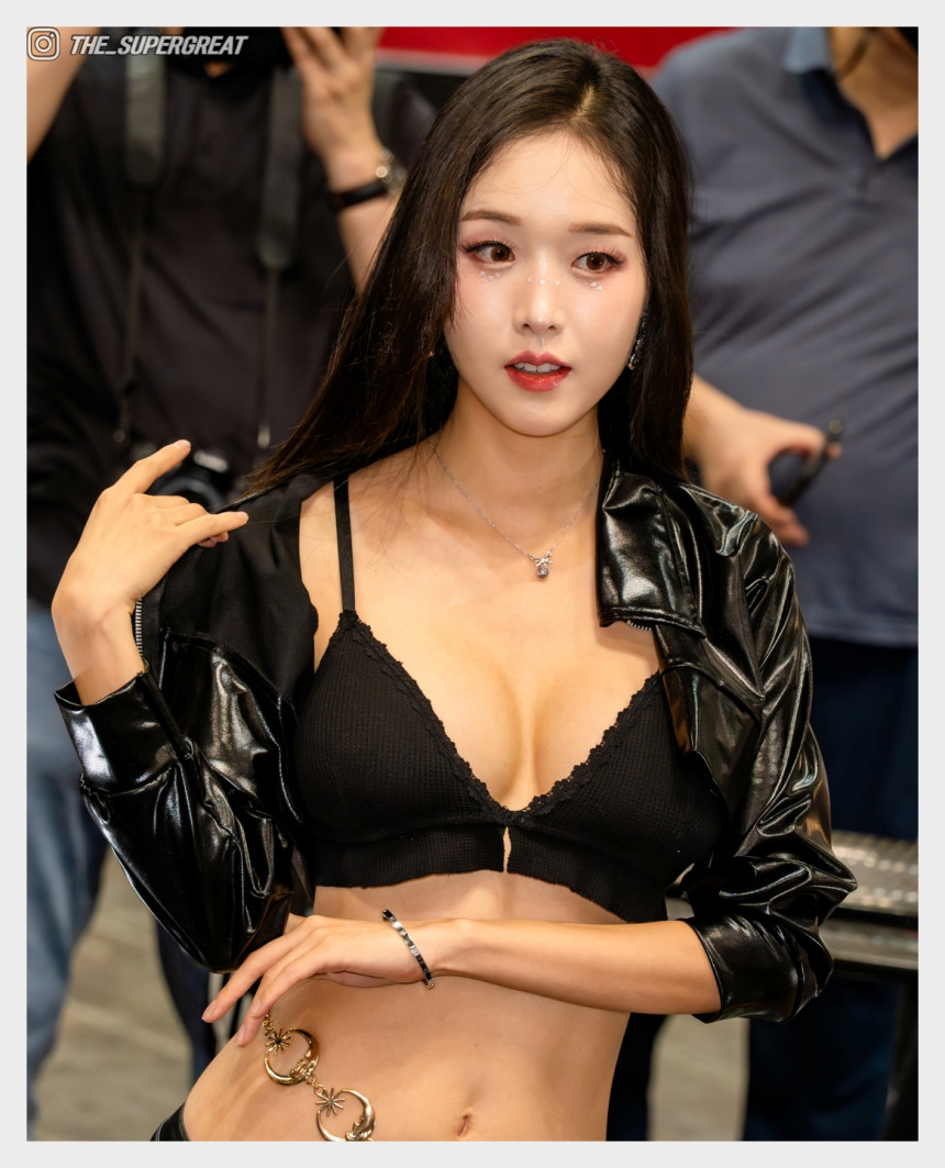 김가온 2025 오토살롱테크코리아 EXXA 엔진오일 부스 250920 직찍 - 모델 김가온